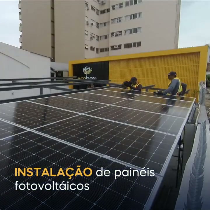 Garagem fotovoltaica instalada pela Ecobox na própria sede comercial
