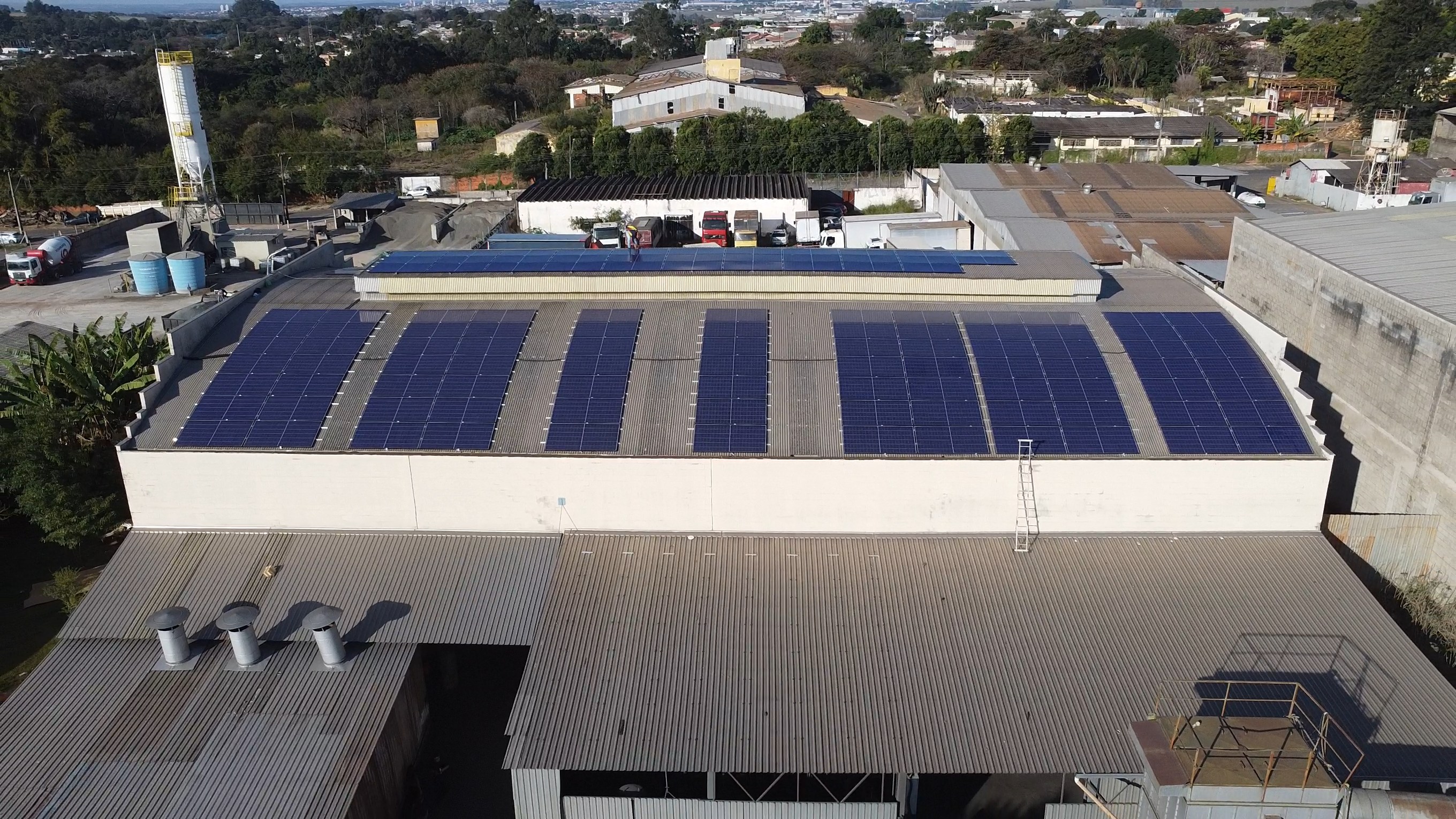 Vista aérea da instalação fotovoltaica da Ecobox nos galpões industriais da SS Plásticos
