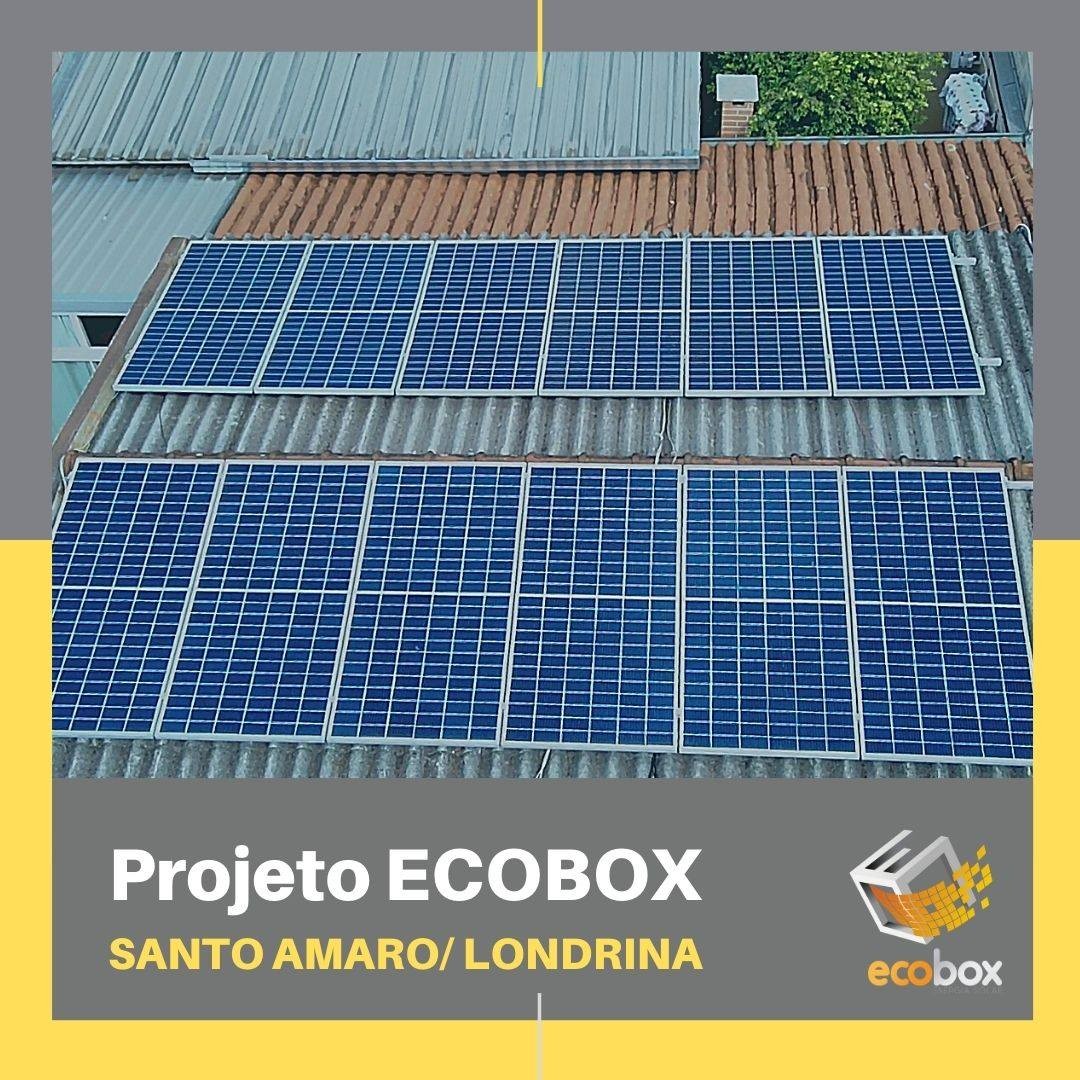 Instalação residencial da Ecobox com módulos sobre a cobertura de uma casa