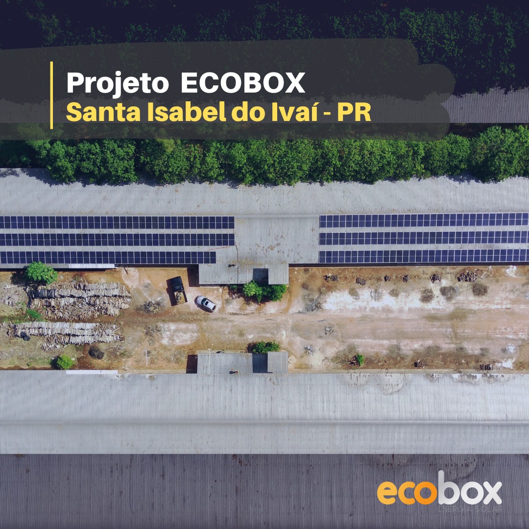 Módulos fotovoltaicos instalados pela Ecobox sobre galpões de uma propriedade rural