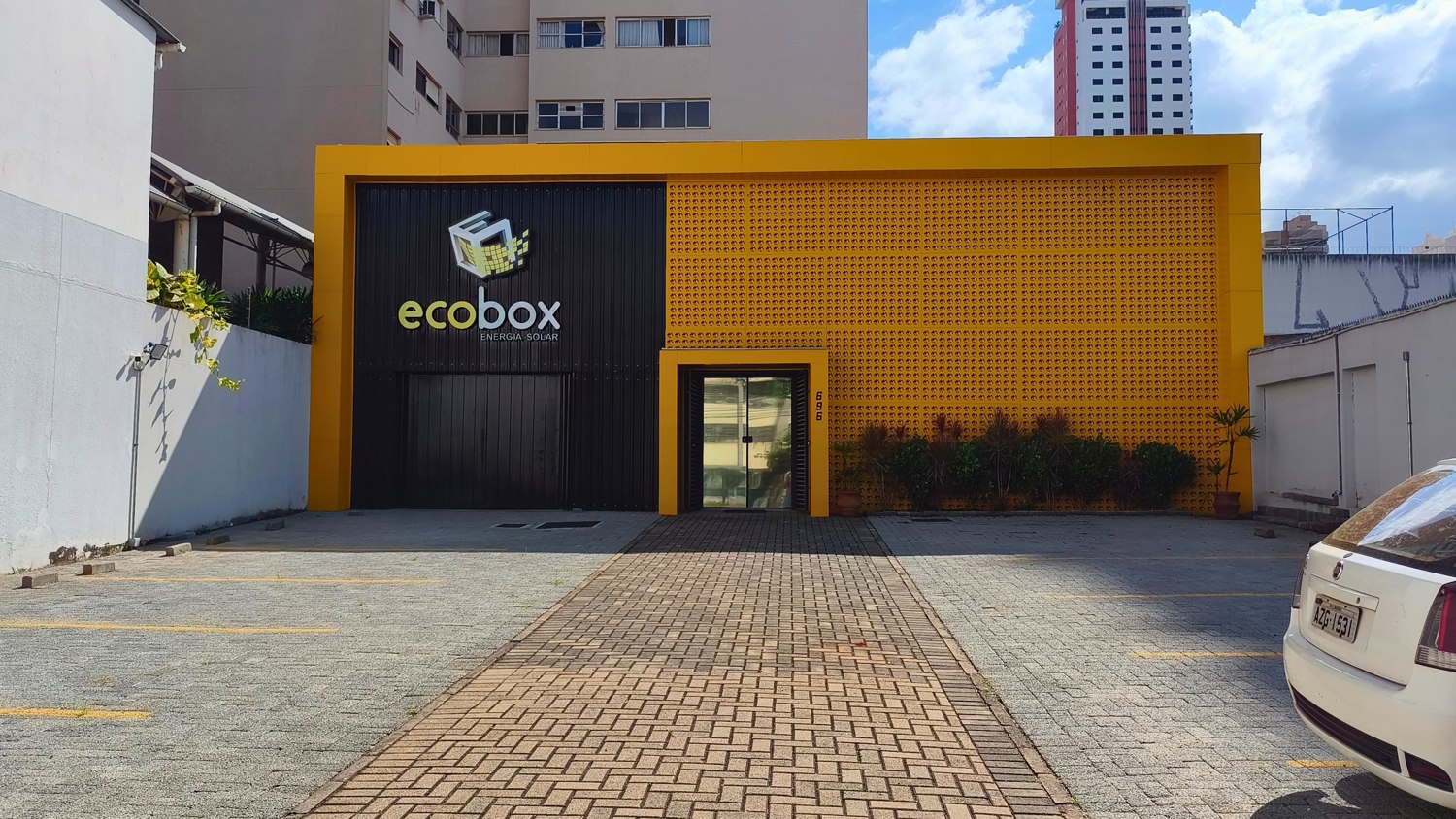 Fachada real da Ecobox, preta e amarela, na Rua Prefeito Hugo Cabral, 696